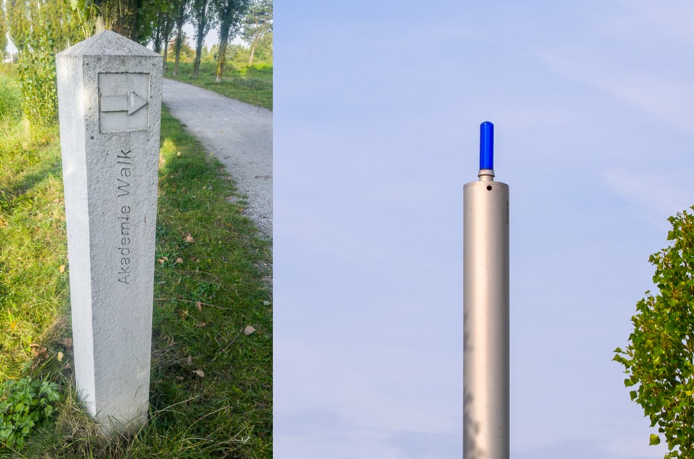 Links: Steinerner Wegweiser für den Akademie-Walk am Wegesrand. Rechts: Blaue Lampe des Oval-Light-Lichtkunstwerks.